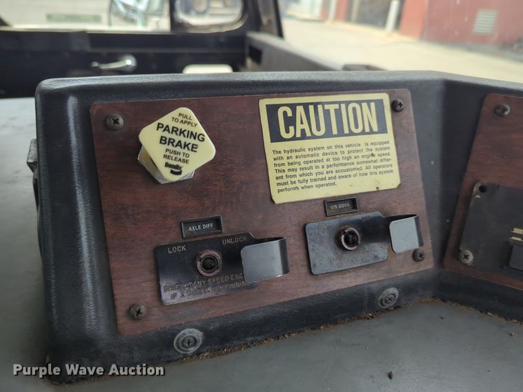 image for item NG9468 1996 Peterbilt  320 chipper truck