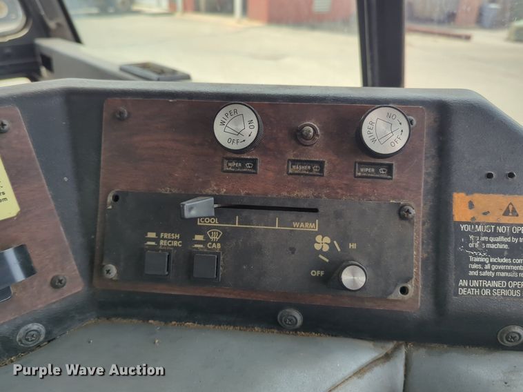 image for item NG9468 1996 Peterbilt  320 chipper truck