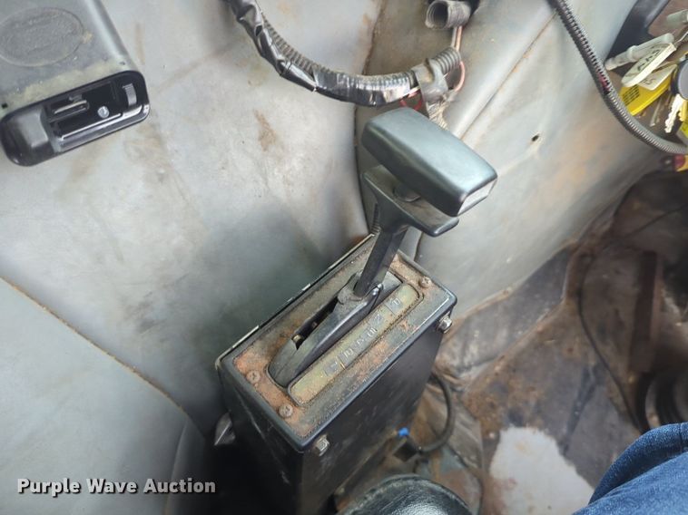 image for item NG9468 1996 Peterbilt  320 chipper truck