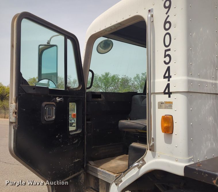 image for item NG9468 1996 Peterbilt  320 chipper truck