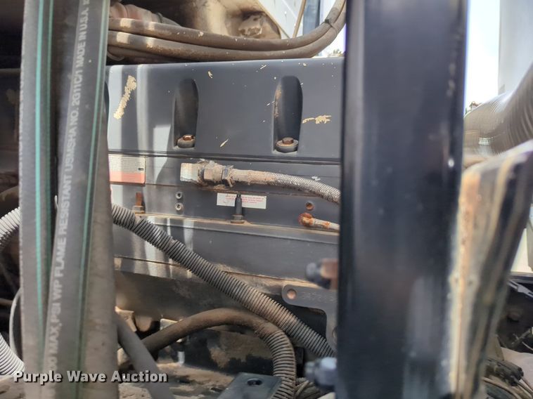 image for item NG9468 1996 Peterbilt  320 chipper truck