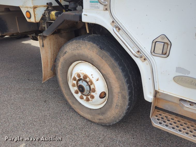 image for item NG9468 1996 Peterbilt  320 chipper truck