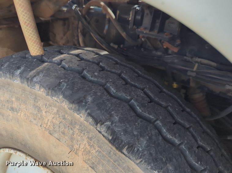 image for item NG9468 1996 Peterbilt  320 chipper truck