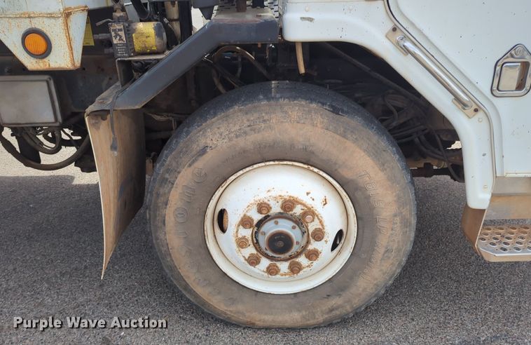 image for item NG9468 1996 Peterbilt  320 chipper truck