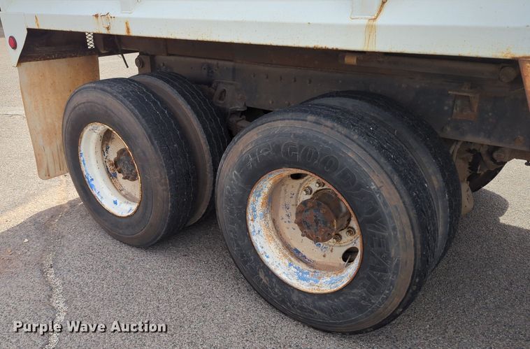 image for item NG9468 1996 Peterbilt  320 chipper truck