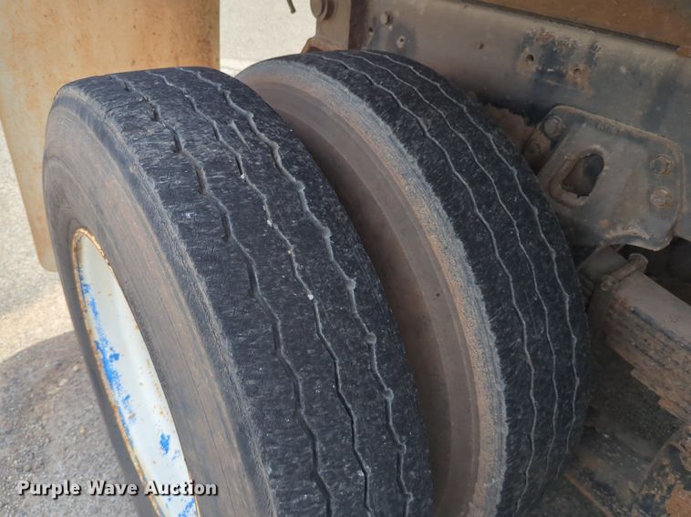 image for item NG9468 1996 Peterbilt  320 chipper truck