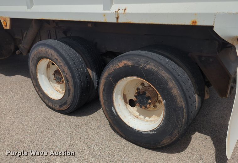 image for item NG9468 1996 Peterbilt  320 chipper truck