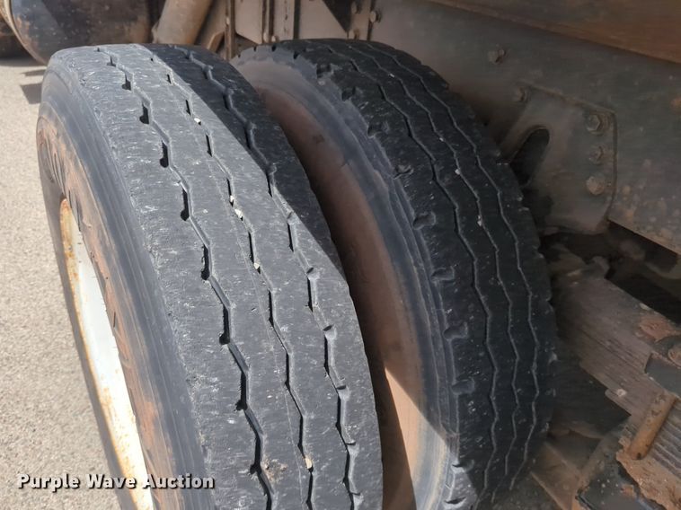 image for item NG9468 1996 Peterbilt  320 chipper truck