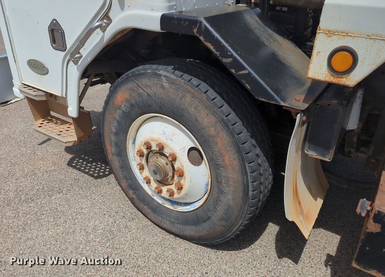 image for item NG9468 1996 Peterbilt  320 chipper truck