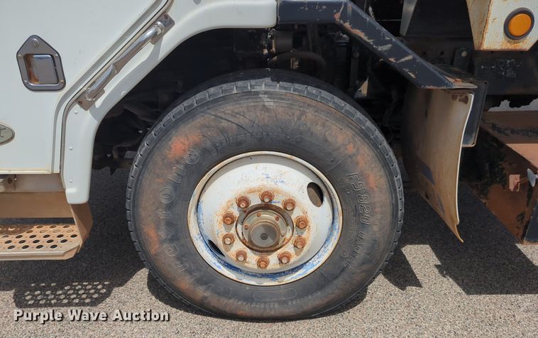 image for item NG9468 1996 Peterbilt  320 chipper truck