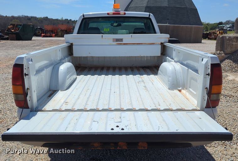 image for item NG9475 2003 GMC  Sierra 1500 pickup truck