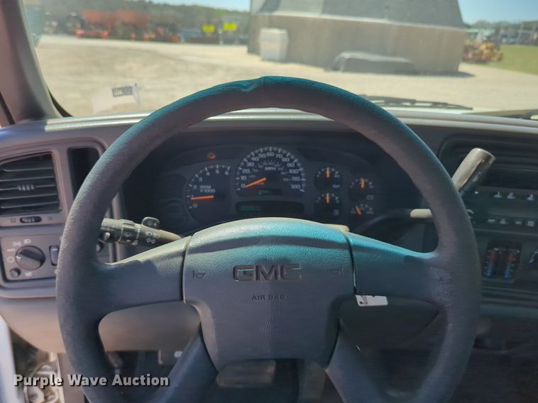 image for item NG9475 2003 GMC  Sierra 1500 pickup truck