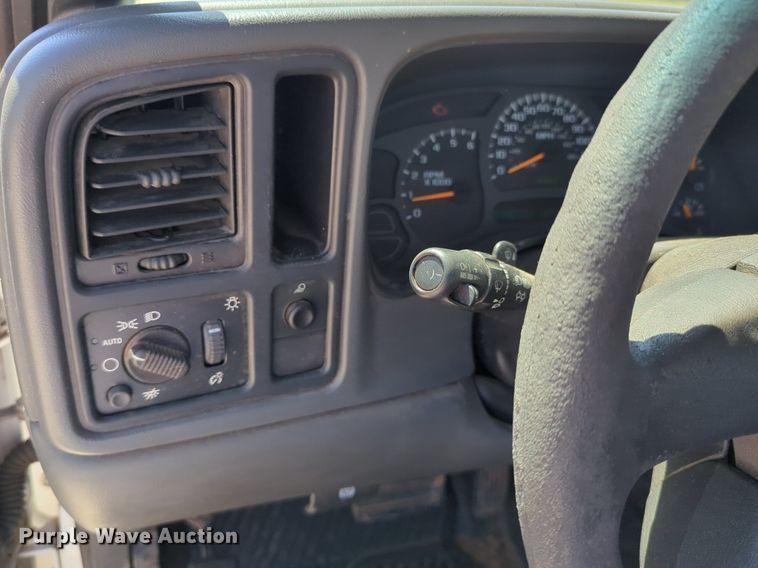 image for item NG9475 2003 GMC  Sierra 1500 pickup truck