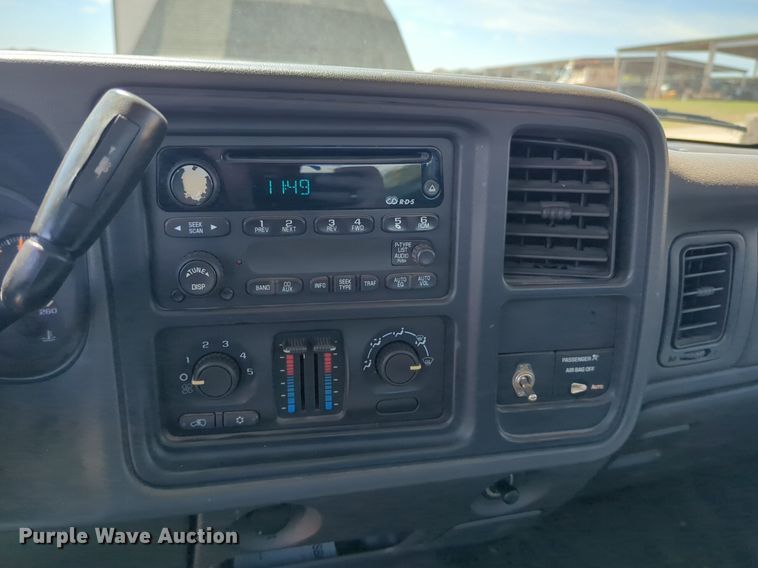 image for item NG9475 2003 GMC  Sierra 1500 pickup truck