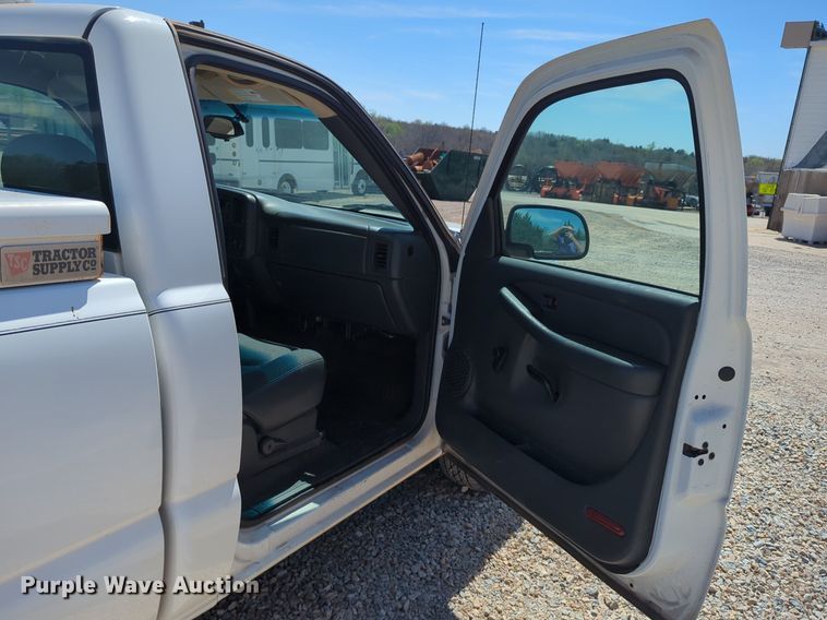 image for item NG9475 2003 GMC  Sierra 1500 pickup truck