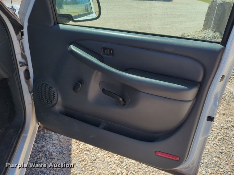 image for item NG9475 2003 GMC  Sierra 1500 pickup truck