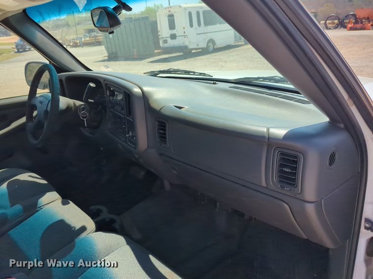 image for item NG9475 2003 GMC  Sierra 1500 pickup truck