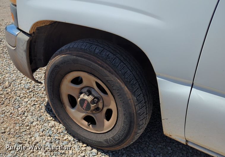 image for item NG9475 2003 GMC  Sierra 1500 pickup truck