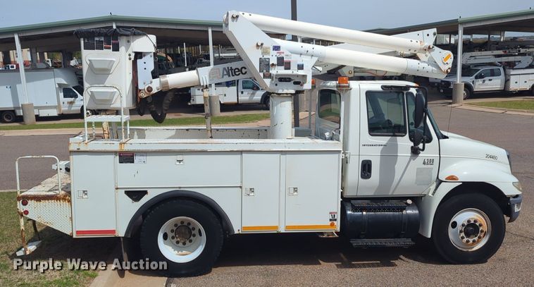 image for item NG9488 2005 International  4300 bucket truck
