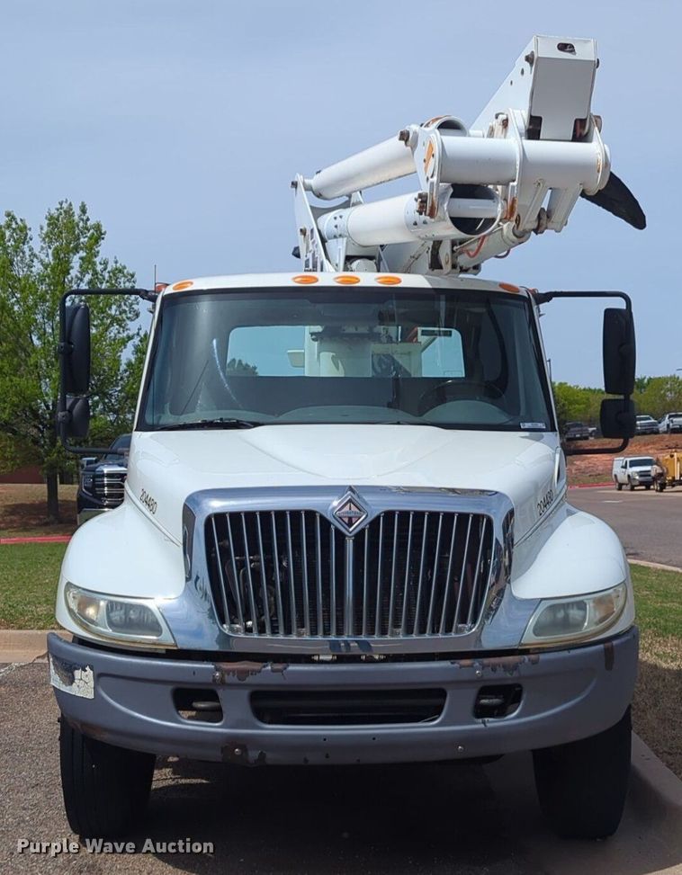 image for item NG9488 2005 International  4300 bucket truck