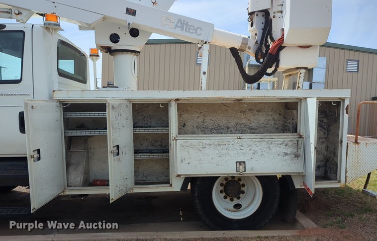 image for item NG9488 2005 International  4300 bucket truck