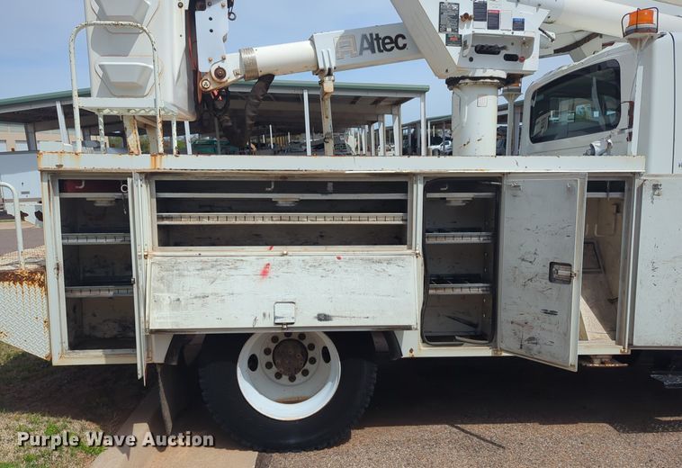 image for item NG9488 2005 International  4300 bucket truck