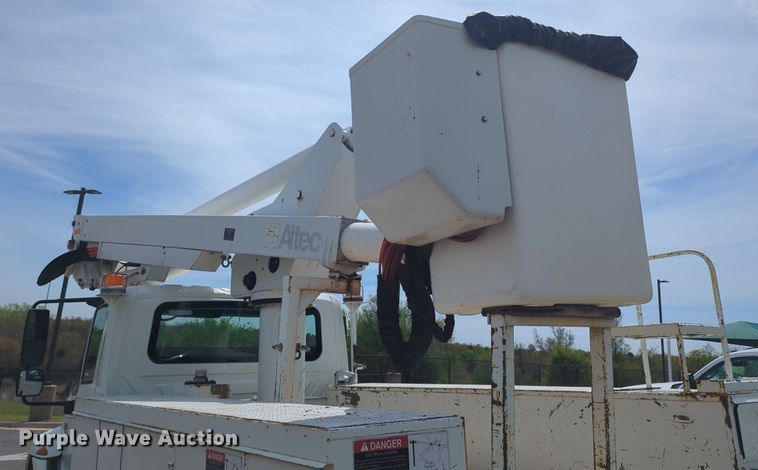 image for item NG9488 2005 International  4300 bucket truck