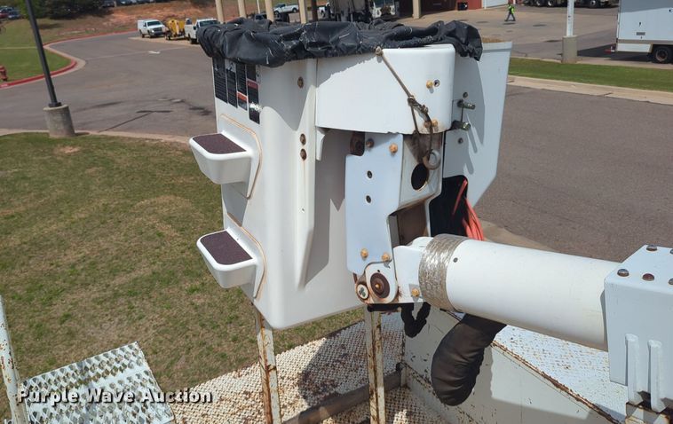 image for item NG9488 2005 International  4300 bucket truck