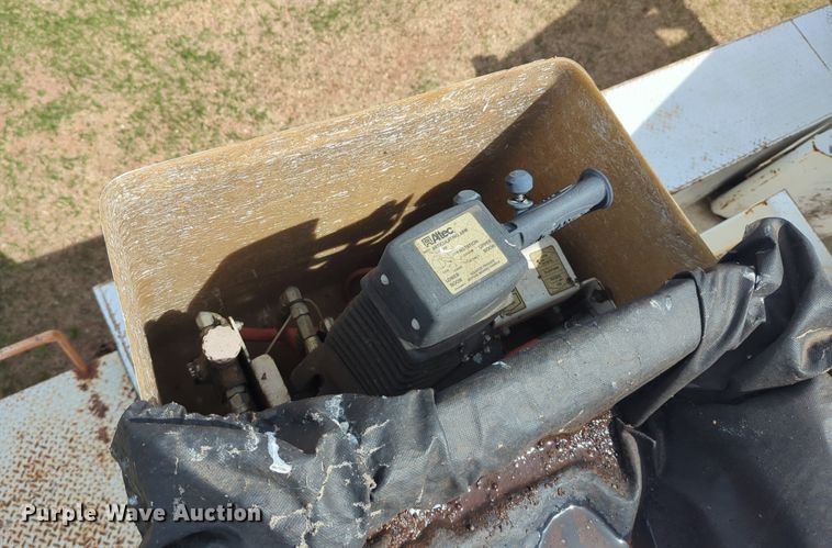 image for item NG9488 2005 International  4300 bucket truck