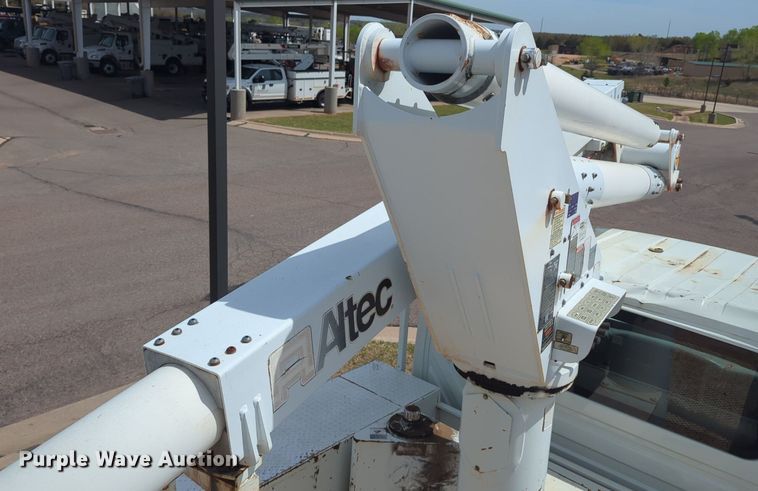 image for item NG9488 2005 International  4300 bucket truck