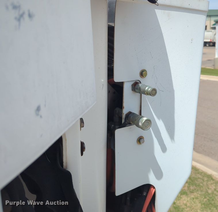 image for item NG9488 2005 International  4300 bucket truck