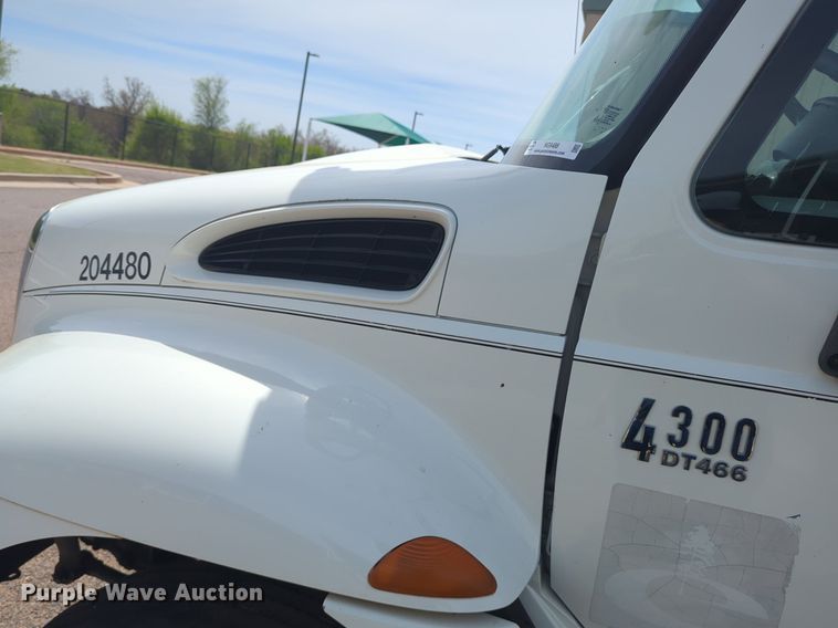 image for item NG9488 2005 International  4300 bucket truck