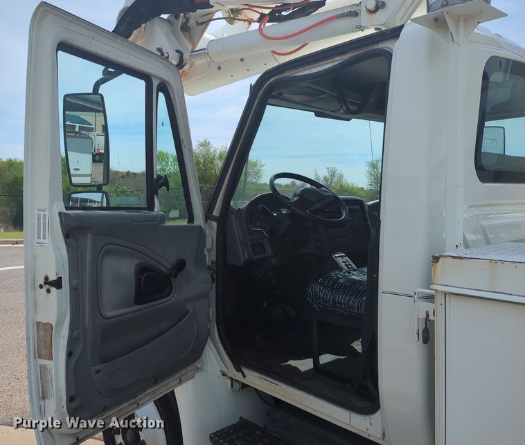 image for item NG9488 2005 International  4300 bucket truck