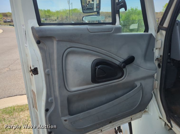 image for item NG9488 2005 International  4300 bucket truck