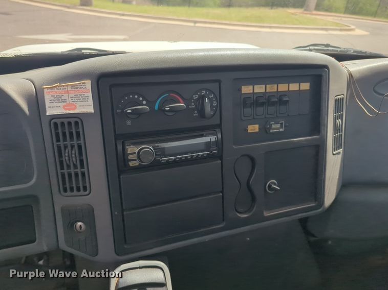 image for item NG9488 2005 International  4300 bucket truck