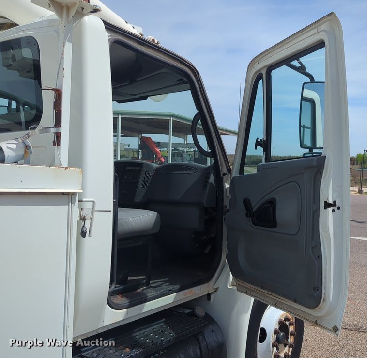 image for item NG9488 2005 International  4300 bucket truck