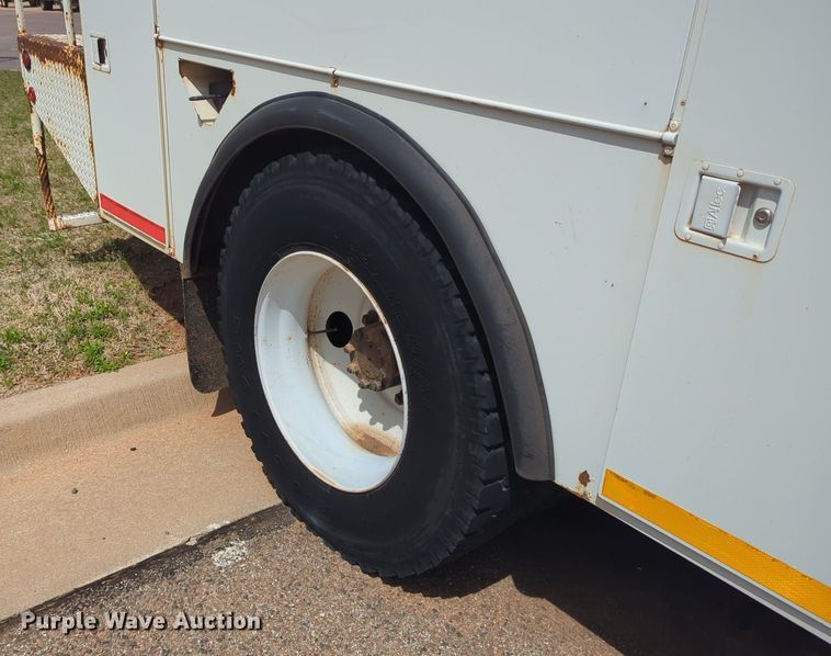 image for item NG9488 2005 International  4300 bucket truck