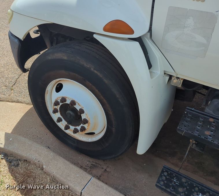 image for item NG9488 2005 International  4300 bucket truck