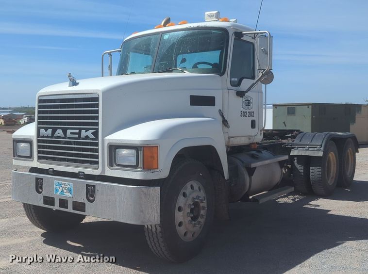 image for item NG9496 2003 Mack CH600 semi truck