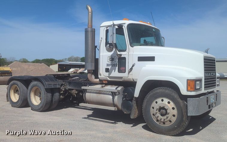 image for item NG9496 2003 Mack CH600 semi truck