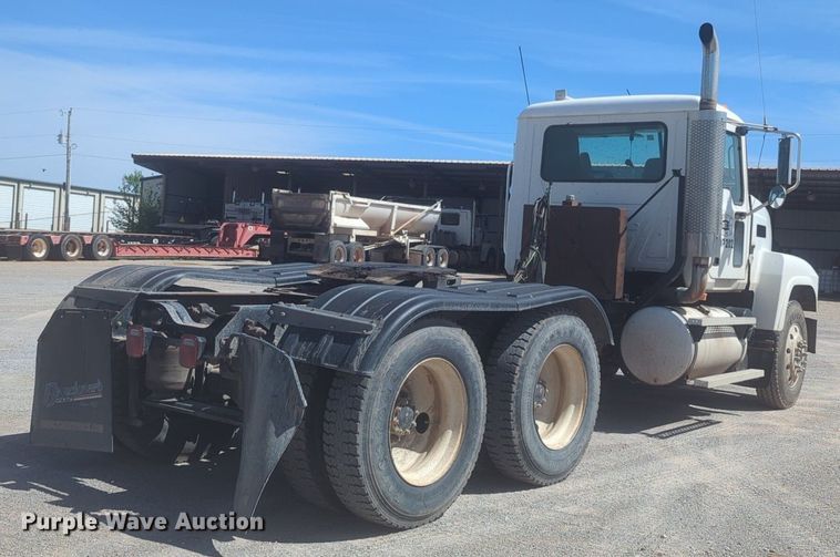 image for item NG9496 2003 Mack CH600 semi truck