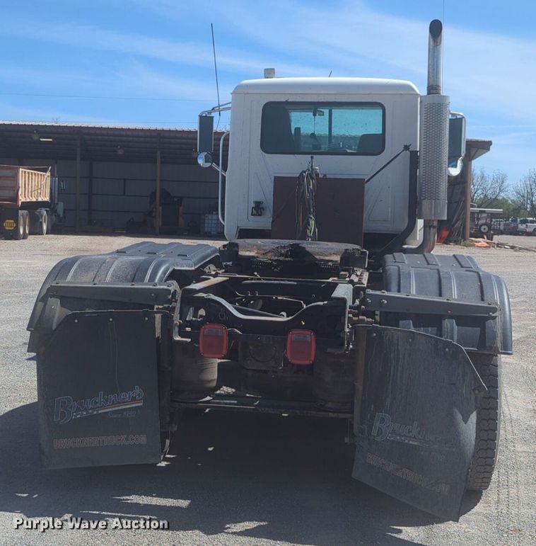 image for item NG9496 2003 Mack CH600 semi truck