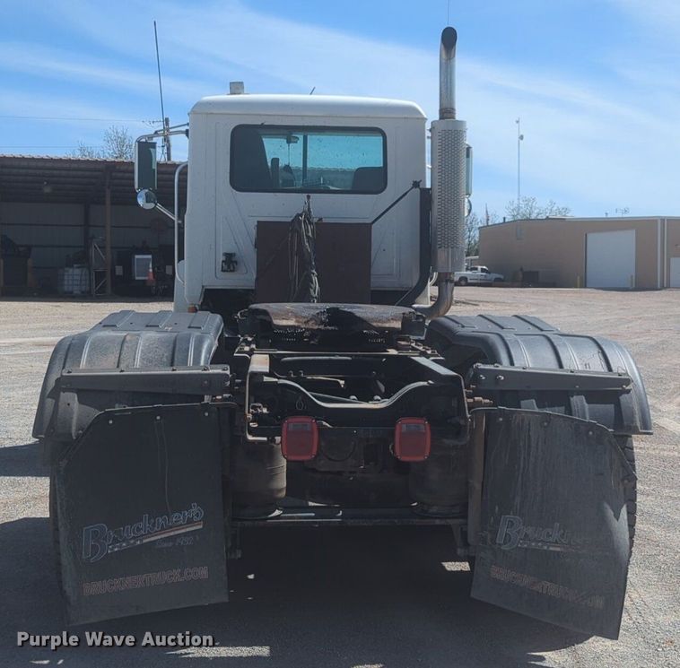 image for item NG9496 2003 Mack CH600 semi truck