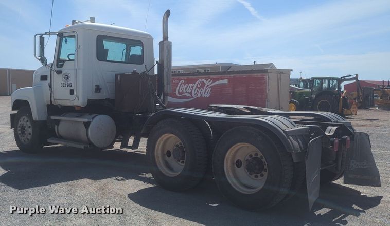 image for item NG9496 2003 Mack CH600 semi truck