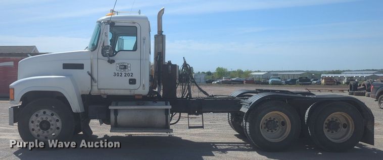 image for item NG9496 2003 Mack CH600 semi truck