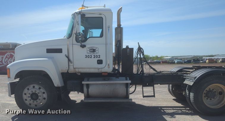 image for item NG9496 2003 Mack CH600 semi truck