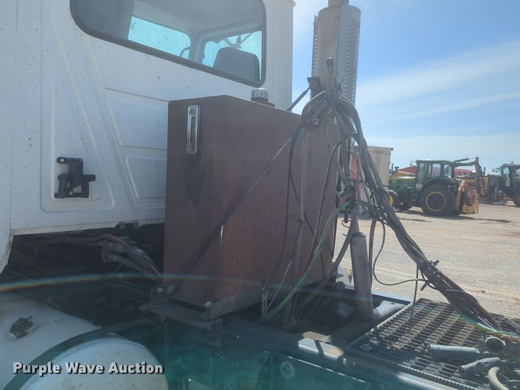 image for item NG9496 2003 Mack CH600 semi truck