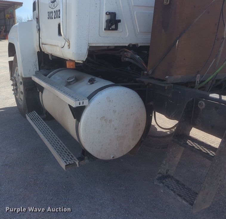 image for item NG9496 2003 Mack CH600 semi truck