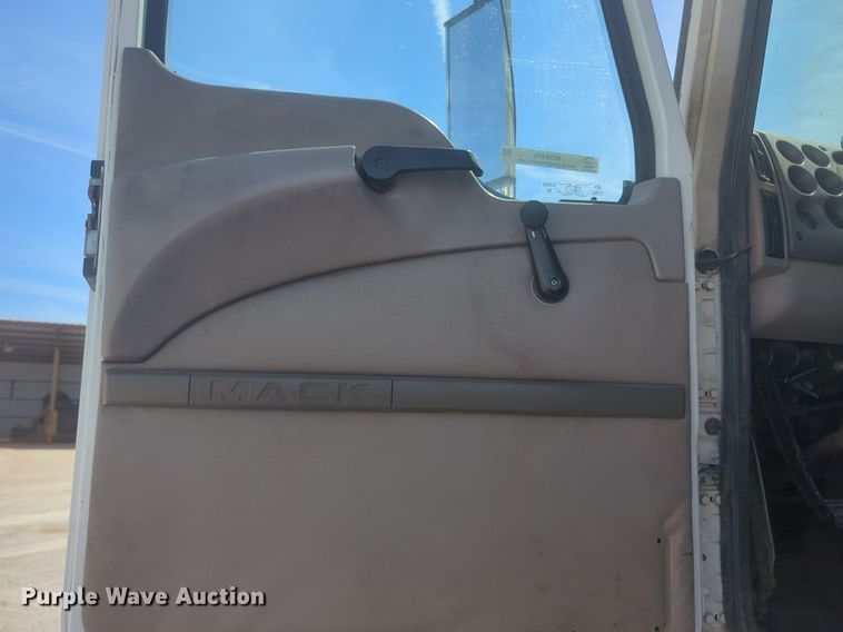 image for item NG9496 2003 Mack CH600 semi truck