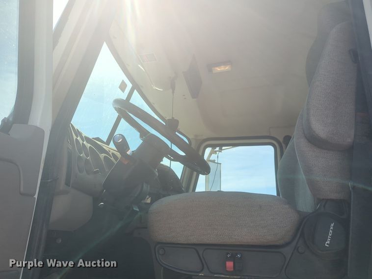 image for item NG9496 2003 Mack CH600 semi truck